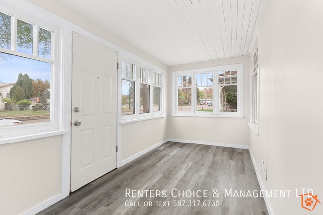 Building Photo - Pet Friendly, Renovated House Near Downtown Medicine Hat