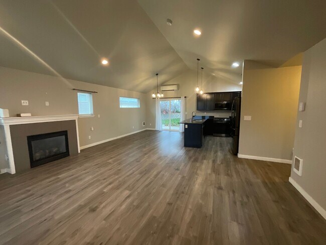 Foto del edificio - 4 Bed, 2.25 Bath Home with Solar System an...