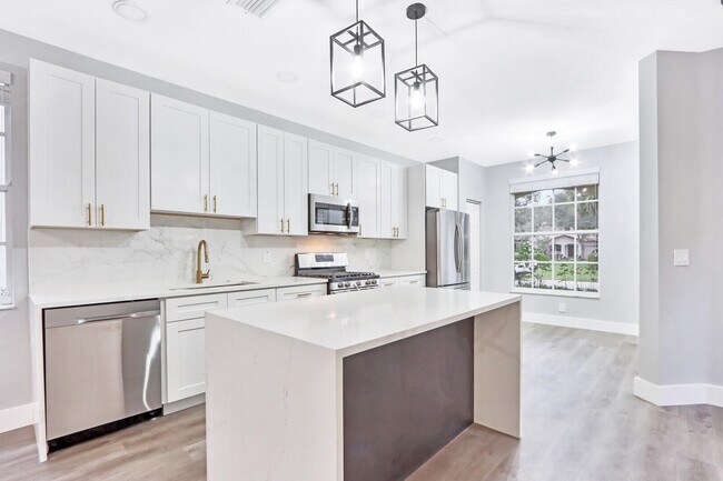Building Photo - 607 Castle Dr