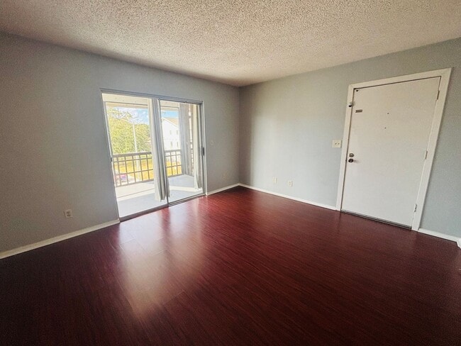 Building Photo - 2/1 Clean apartment