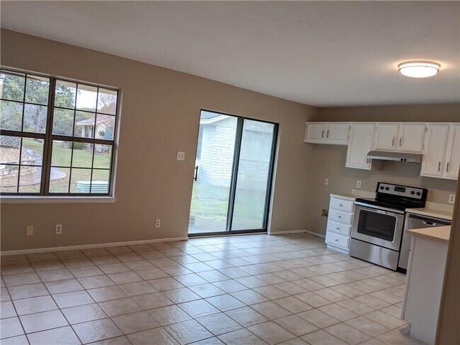 Building Photo - 21013 Highland Lake Dr
