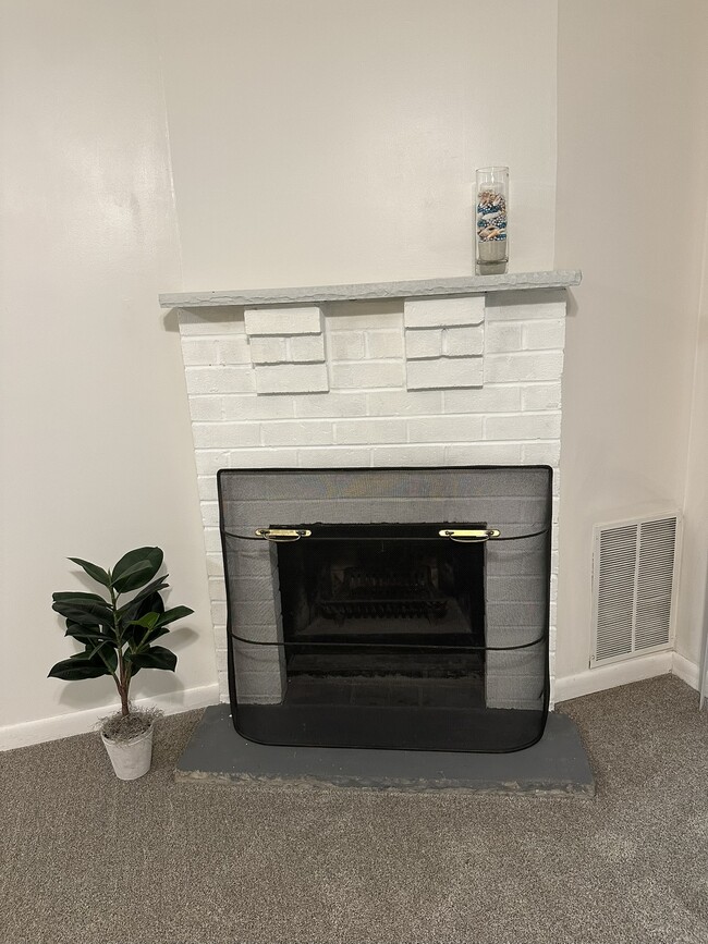 Foto del edificio - 703 Camelback Ct