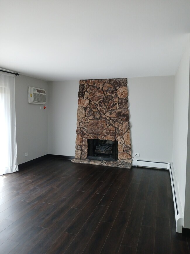 Sala de estar con chimenea decorativa - 15820 Orlan Brook Dr