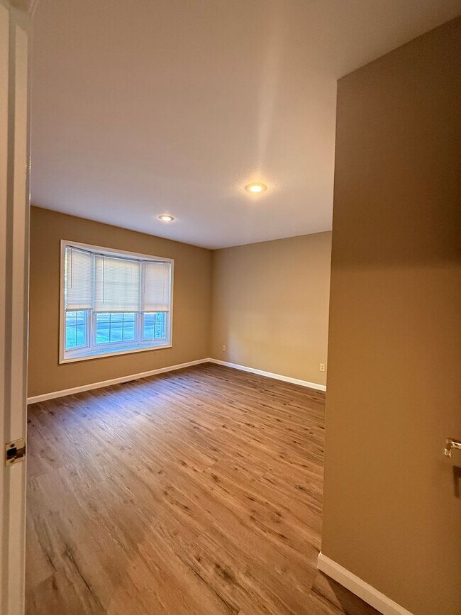 Building Photo - 1549-MF2-E4