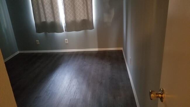 Foto del edificio - 10636 Woodley Ave