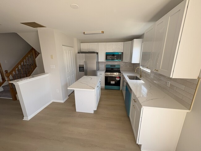 Building Photo - 17 Versailles Ct