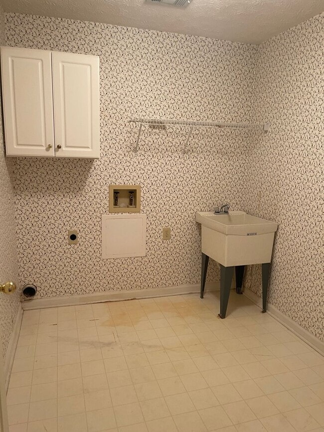 Building Photo - Single Family - Auburn