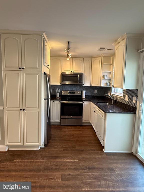 Foto del edificio - 8702 Village Green Ct