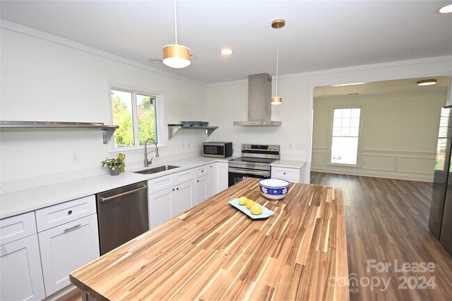 Building Photo - 4752 Truscott Rd