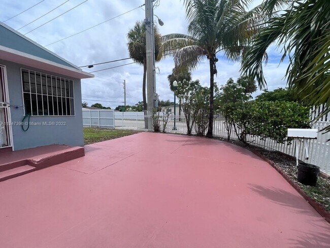 Foto del edificio - 1000 Opa-locka Blvd