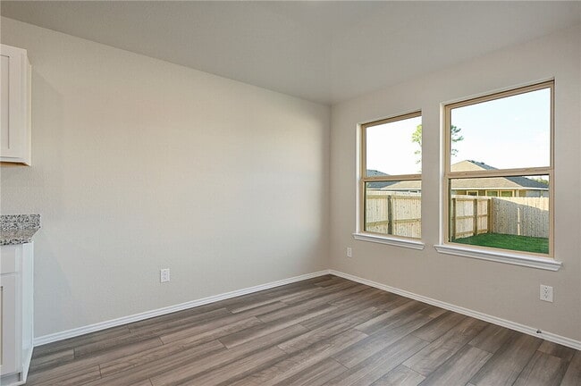 Building Photo - Small city charm close to big city commute!