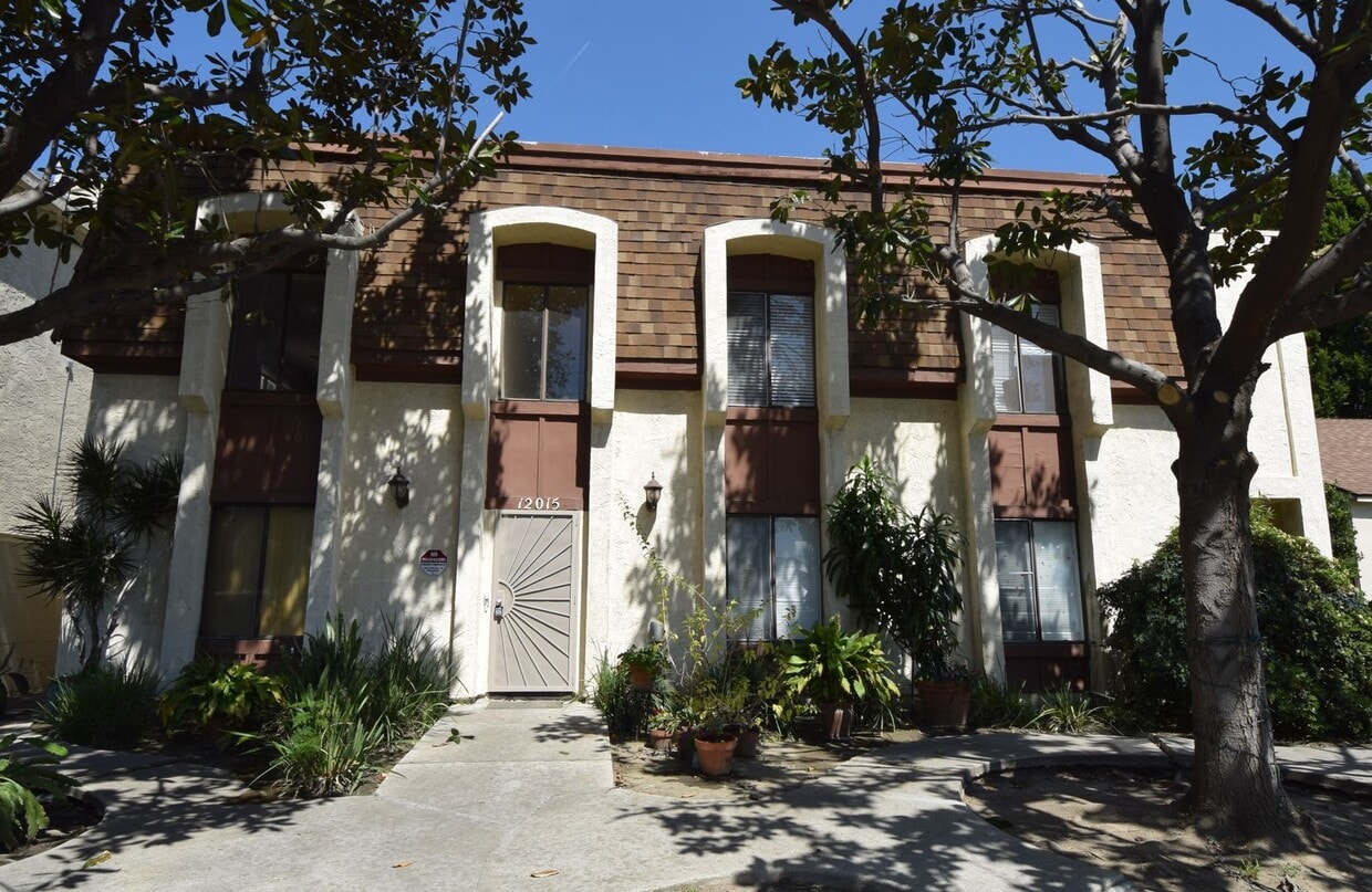 Primary Photo - 12015 Burbank Blvd