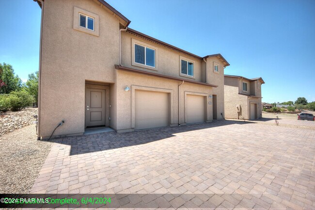 Building Photo - 4200 N Viewpoint Dr