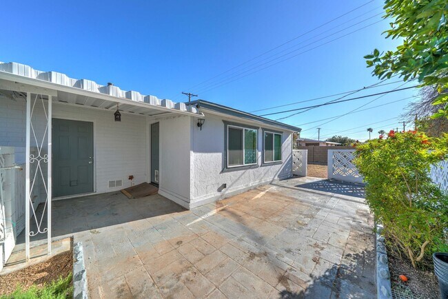 Foto del edificio - Cozy, Remodeled 2 Bedroom + Den + 1 Bath H...