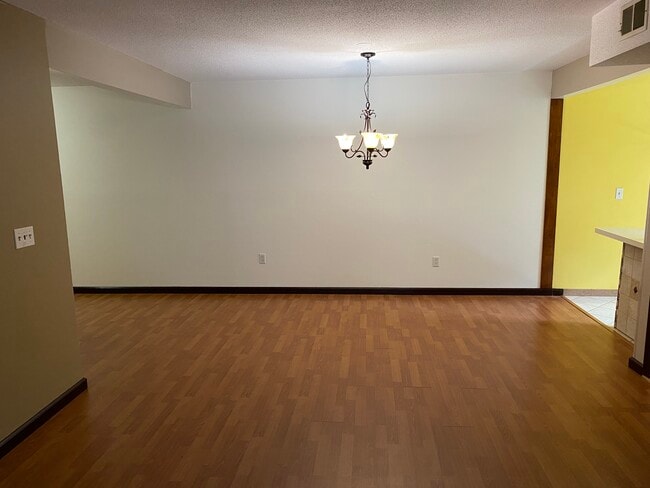 Building Photo - 502 Twin Circle Dr