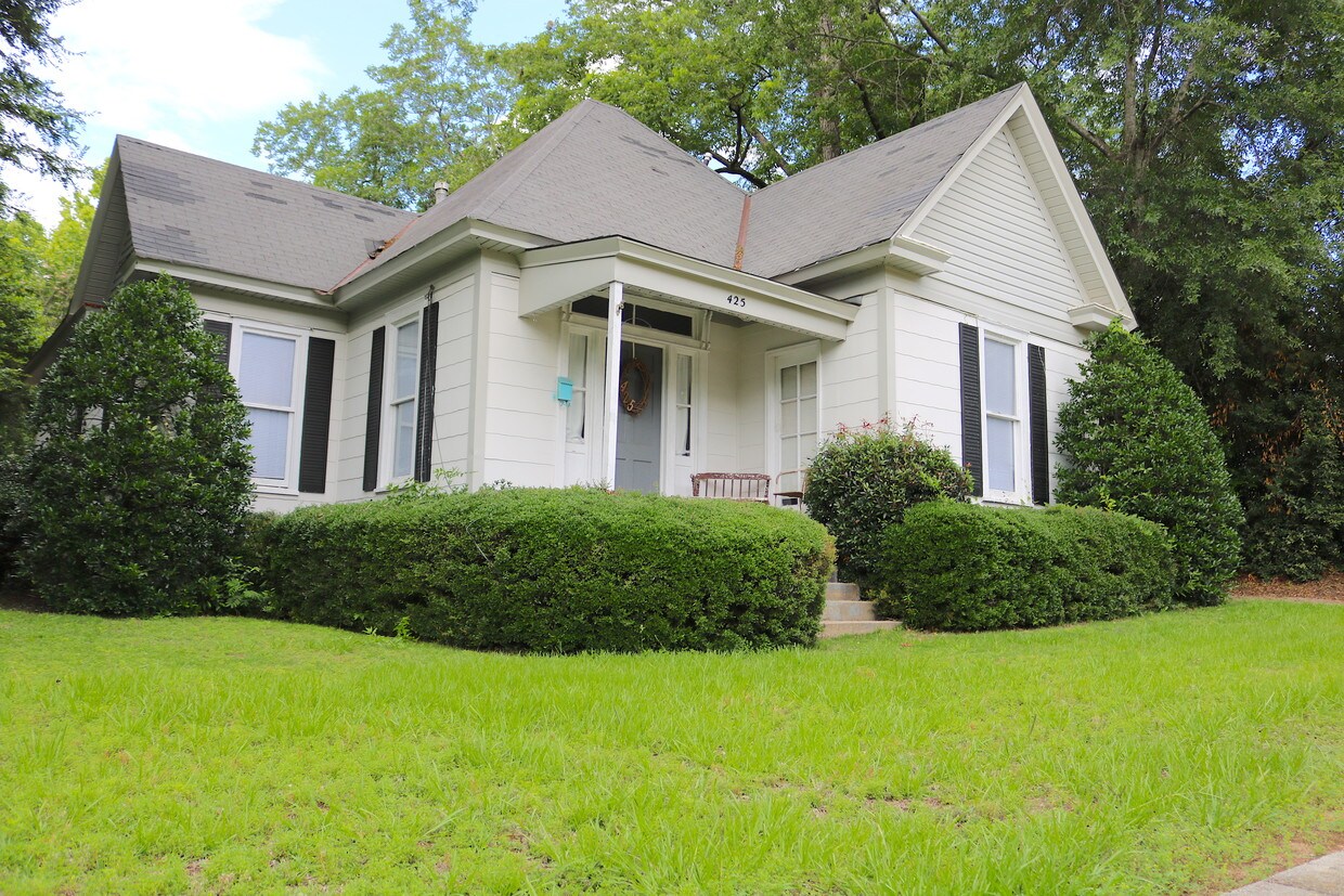 Thach House - 420 E Thach Ave