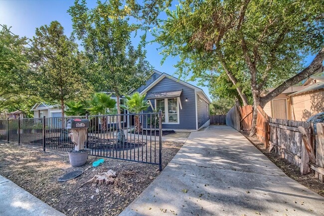 Building Photo - 814 Poinsettia St
