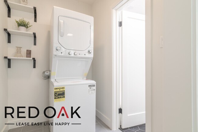 Foto del edificio - ONE MONTH FREE! Stunning and Sunny One Bed...