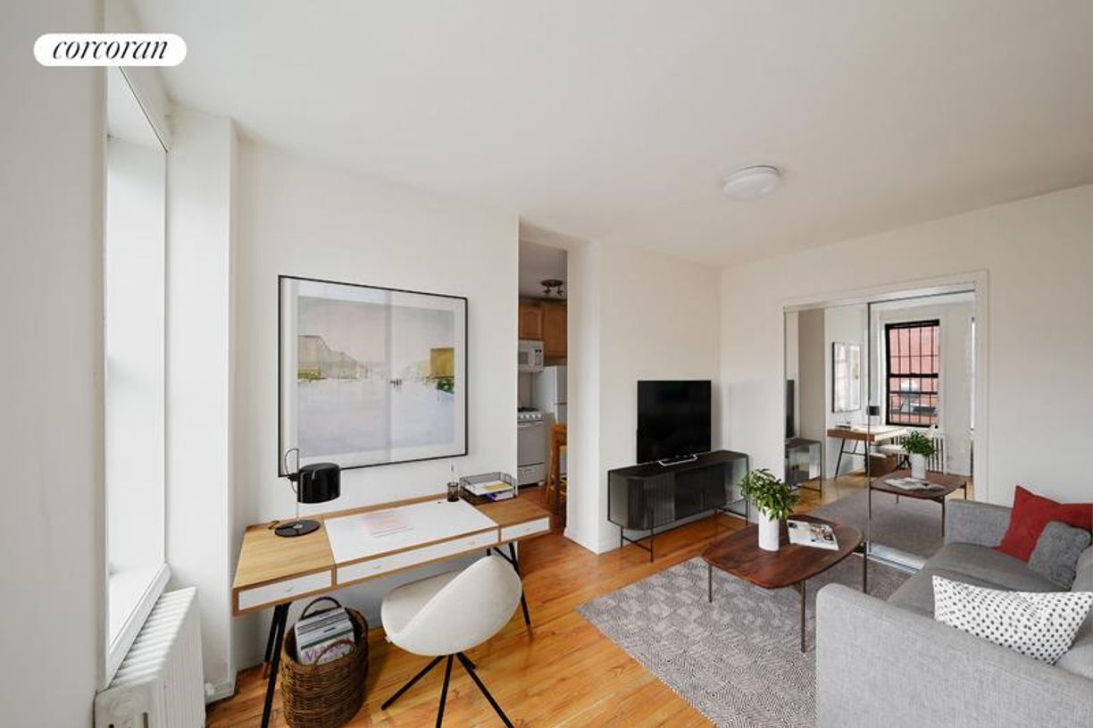 Foto principal - 242 E 10th St
