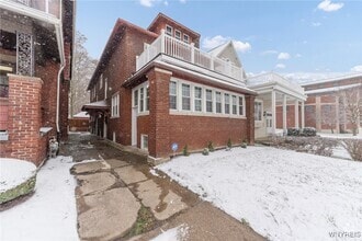 Building Photo - 2555 Main St