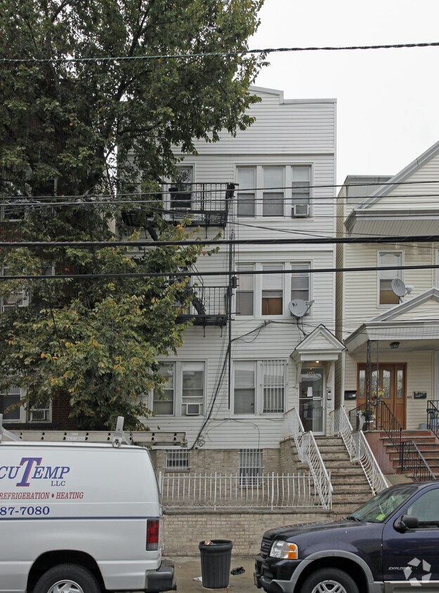 Primary Photo - 166 Seaview Ave