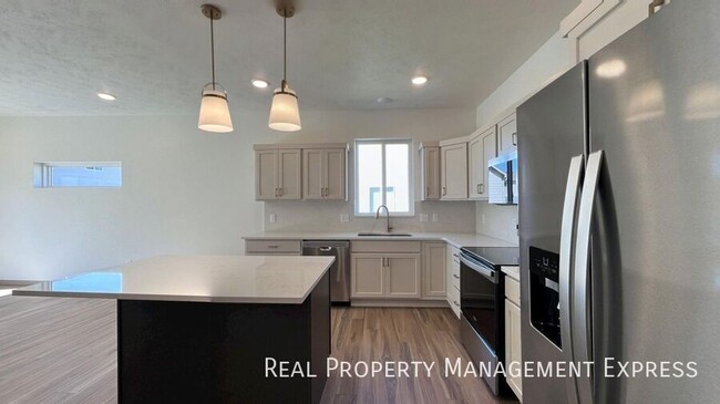 Building Photo - Modern 3 Bed, 2.5 Bath Townhome in West Sioux Falls