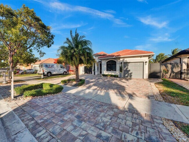 Foto del edificio - 19901 NW 77th Ct