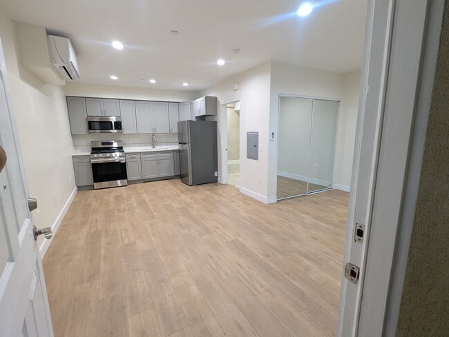 Foto del edificio - 14411 Vanowen St.