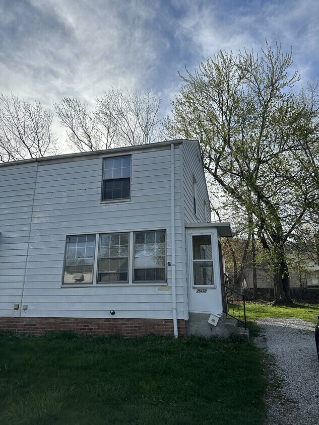 25170 Treadwell Ave, Euclid, OH 44117 Townhome Rentals in Euclid OH