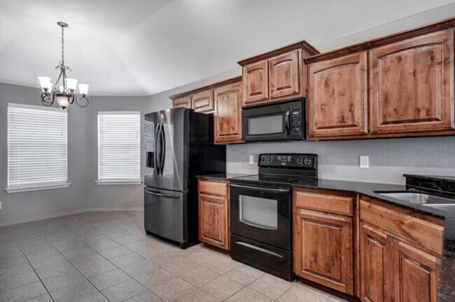 Kitchen & Dinning Area - 2013 Cattle Creek Rd