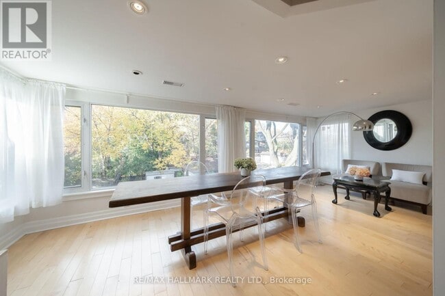 Building Photo - 524 Markham St