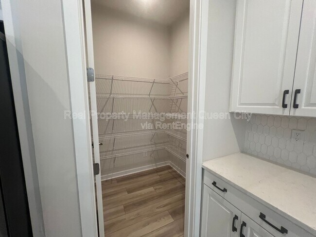 Building Photo - 7111 Wayfarer Dr