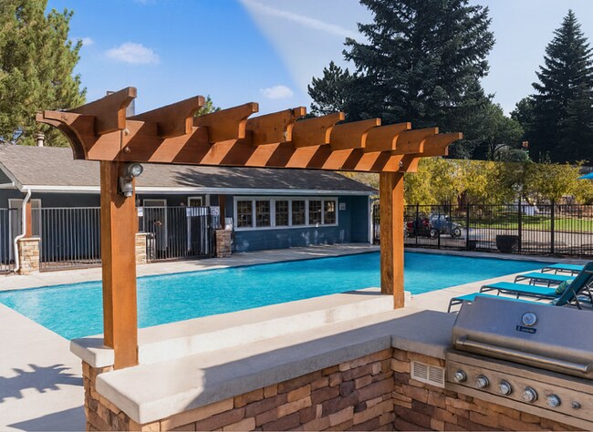 Piscina en los apartamentos Antero en Colorado Springs - Antero