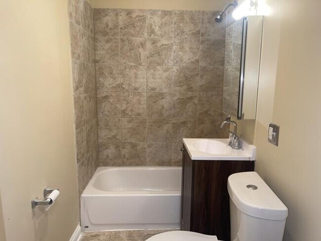 Building Photo - 2 bedroom in Chicago IL 60628