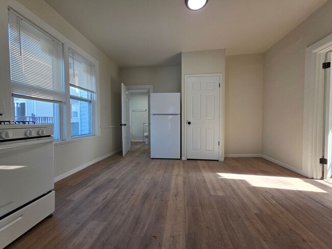 Building Photo - 210 S Maple Ave