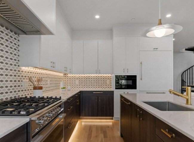 Charming 3 Bedroom - Charming 3 Bedroom Apartment