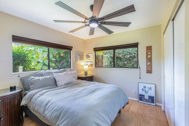 Building Photo - 2 bedroom, 1 bath duplex with small back yard, carport space