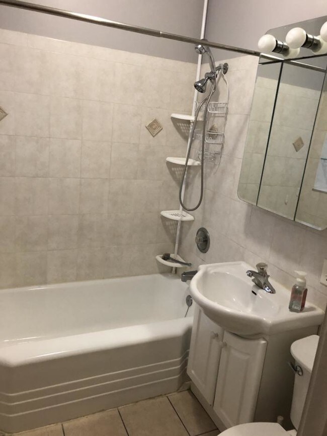 Building Photo - 2 bedroom in CHICAGO IL 60630