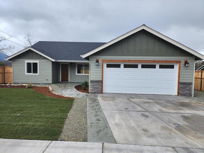 Building Photo - 2027 SW Ford