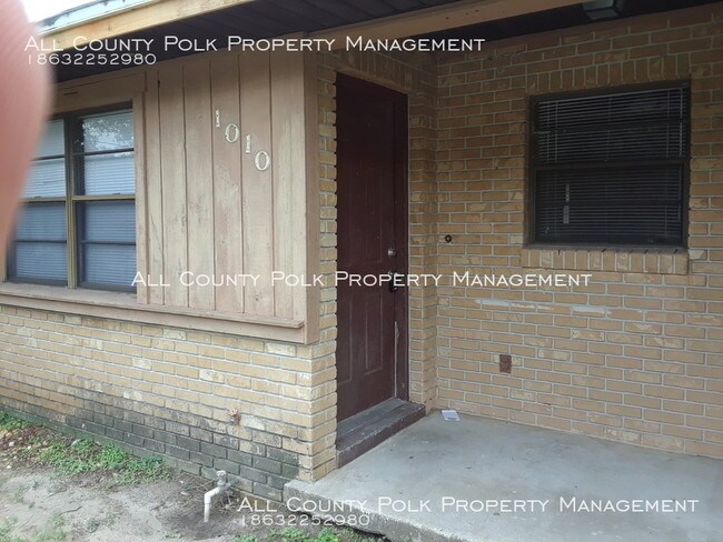 Building Photo - 2 Bedroom 1 Bathroom Duplex
