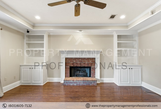 Building Photo - Tucked Away Charmer Ready To Lease!
