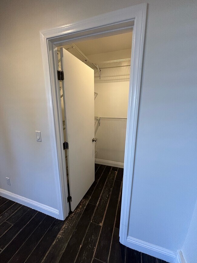 Vestidor - 6929 Oakdale Ave