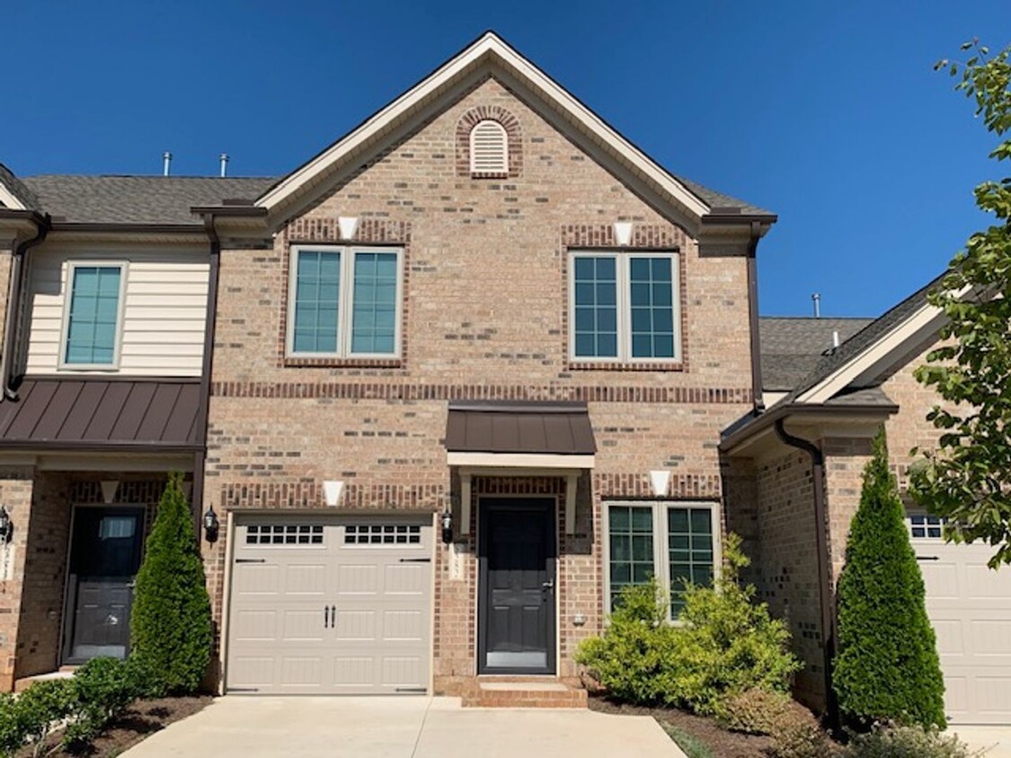 Foto principal - Stunning Brick Townhome with Garage in Tre...