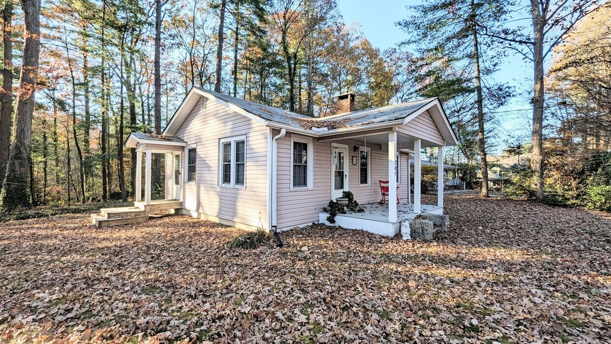 Foto principal - 2 Bedroom House - Very Convenient Location