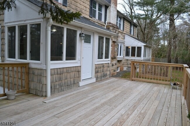 Building Photo - 3 Meadow Dr