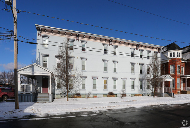 Building Photo - Willow Commons