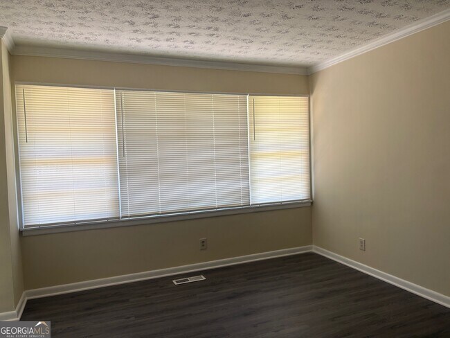 Foto del edificio - 5690 Cypress Dr