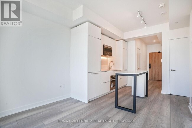 Building Photo - 1 Fairview Rd E