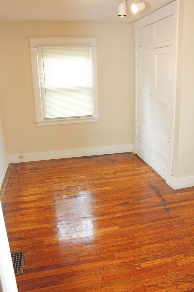 4956 Westwood Rd, Kansas City, MO 64112 House Rental in Kansas City