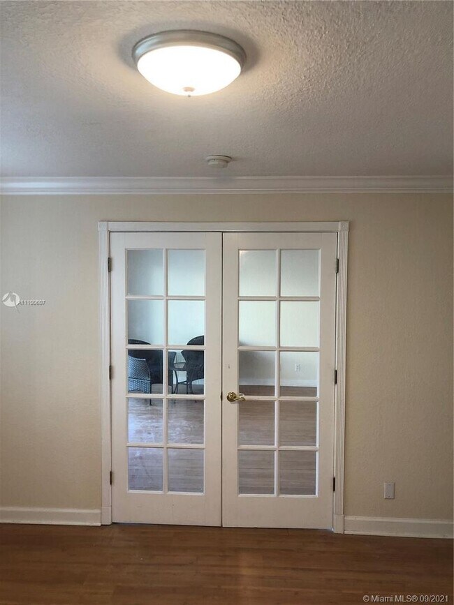 Building Photo - Three Bedroom unit in Victoria Park - Pine...